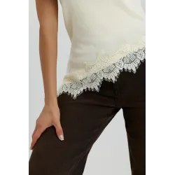 Dzianinowy top bez rękawów z dekoltem typu halter i koronką