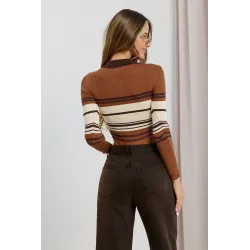 Prążkowane body polo w paski z ozdobnymi guzikami