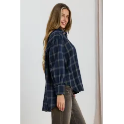 Koszula oversize w kratę z ozdobnymi przypinkami