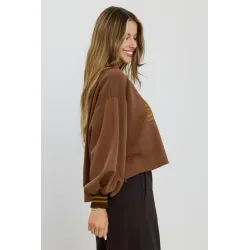 Bluza crop z surowym wykończeniem i haftem