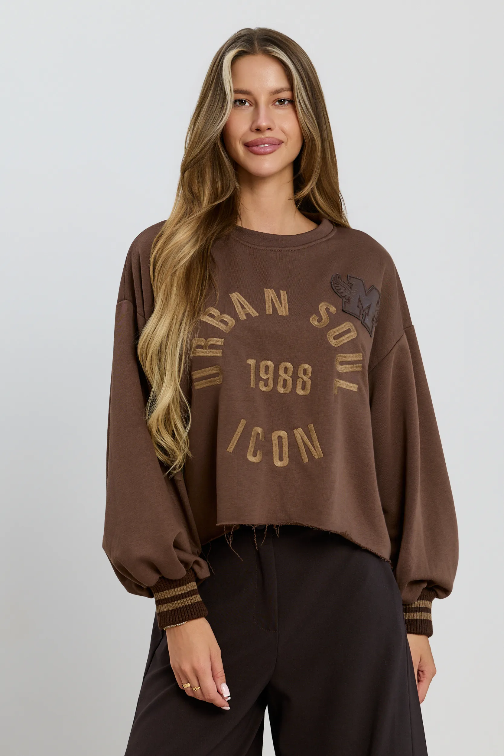 Bluza crop z surowym wykończeniem i haftem