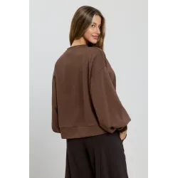 Bluza crop z surowym wykończeniem i haftem