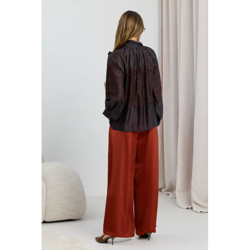 Satynowe spodnie wide leg z kieszeniami