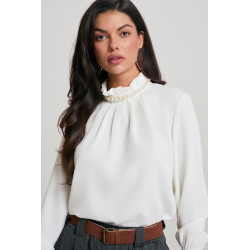 ELEGANCKA BLUZKA ZE STÓJKĄ OZDOBIONĄ PEREŁKAMI