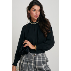 ELEGANCKA BLUZKA ZE STÓJKĄ OZDOBIONĄ PEREŁKAMI