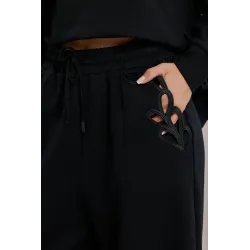 Dresowe spodnie wide leg z ażurowymi wycięciami