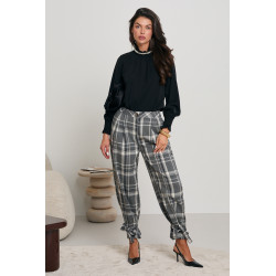 ELEGANCKA BLUZKA ZE STÓJKĄ OZDOBIONĄ PEREŁKAMI