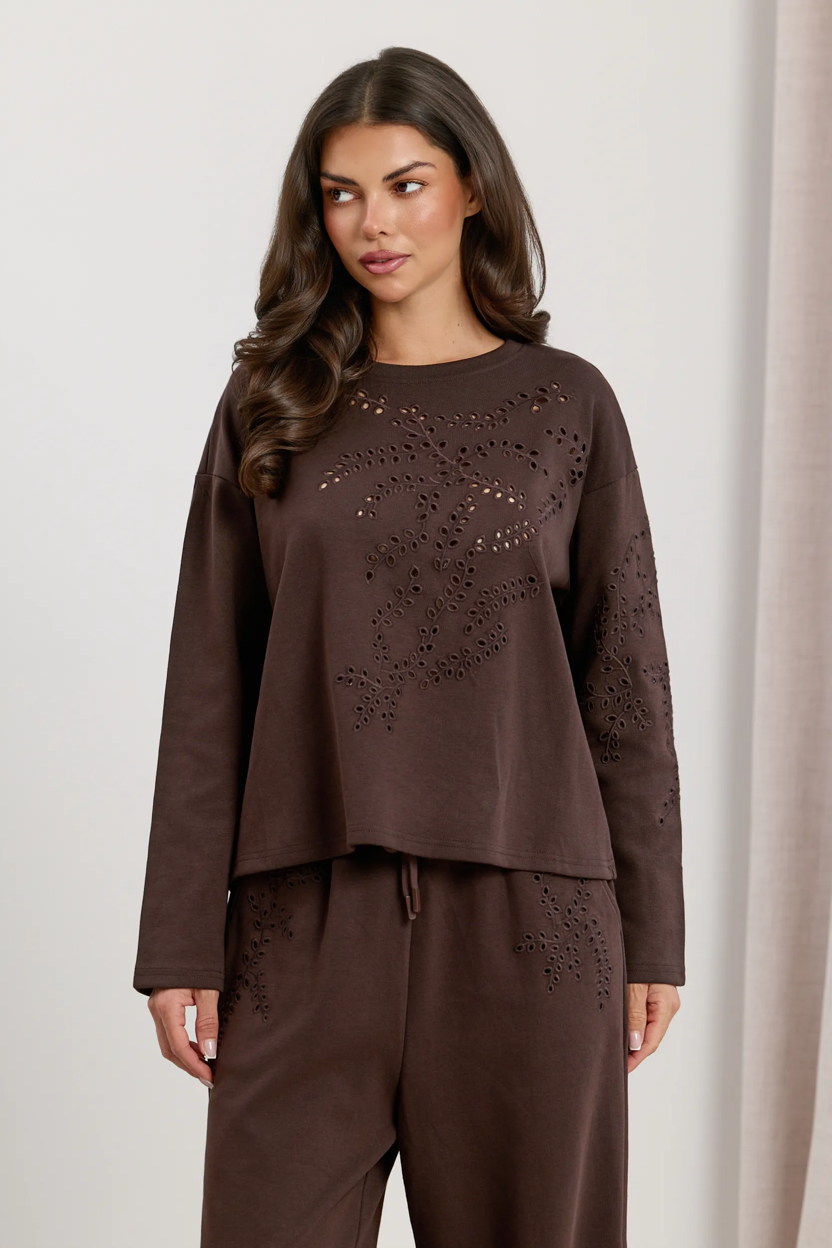 Bluza dresowa z haftem richelieu