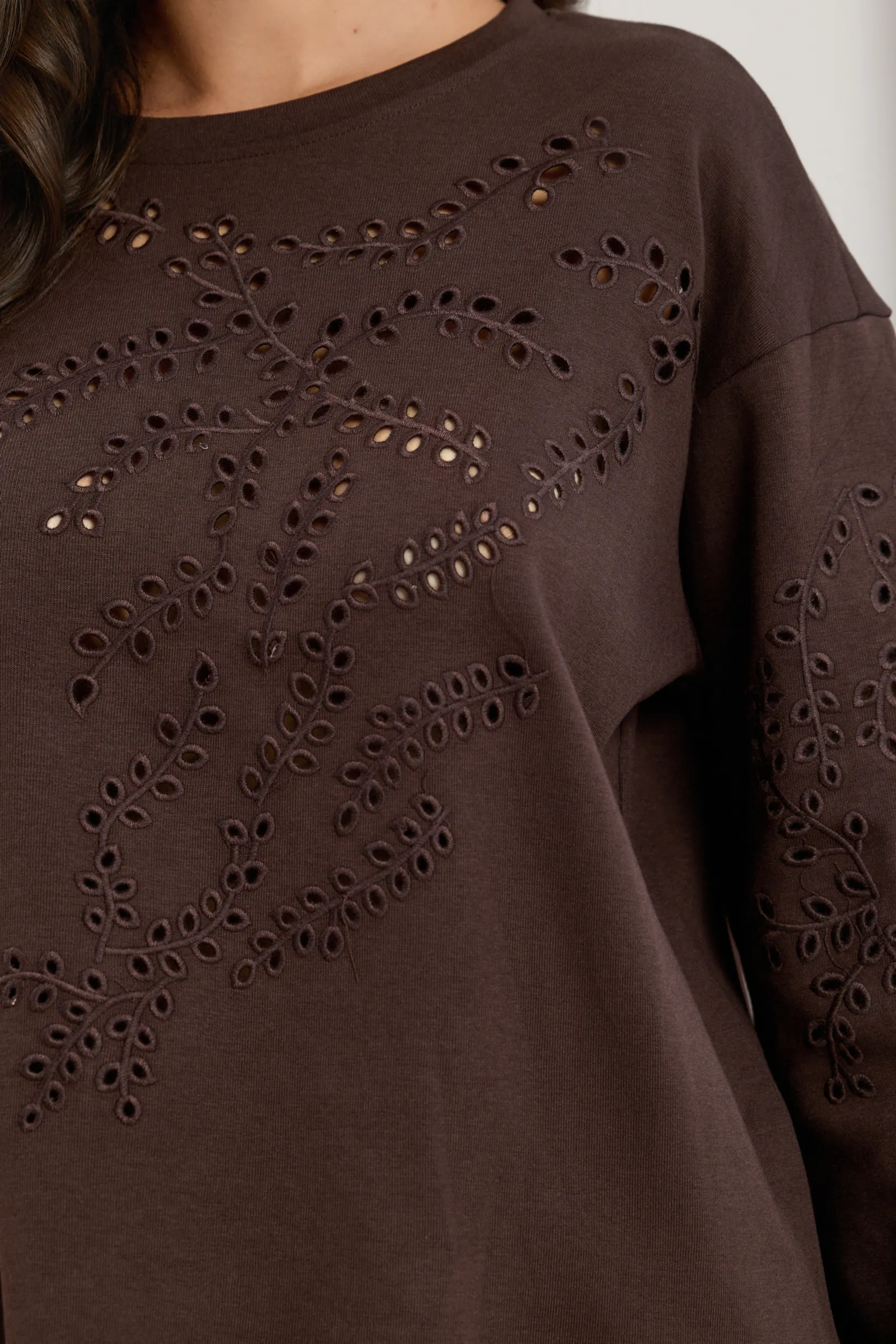 Bluza dresowa z haftem richelieu