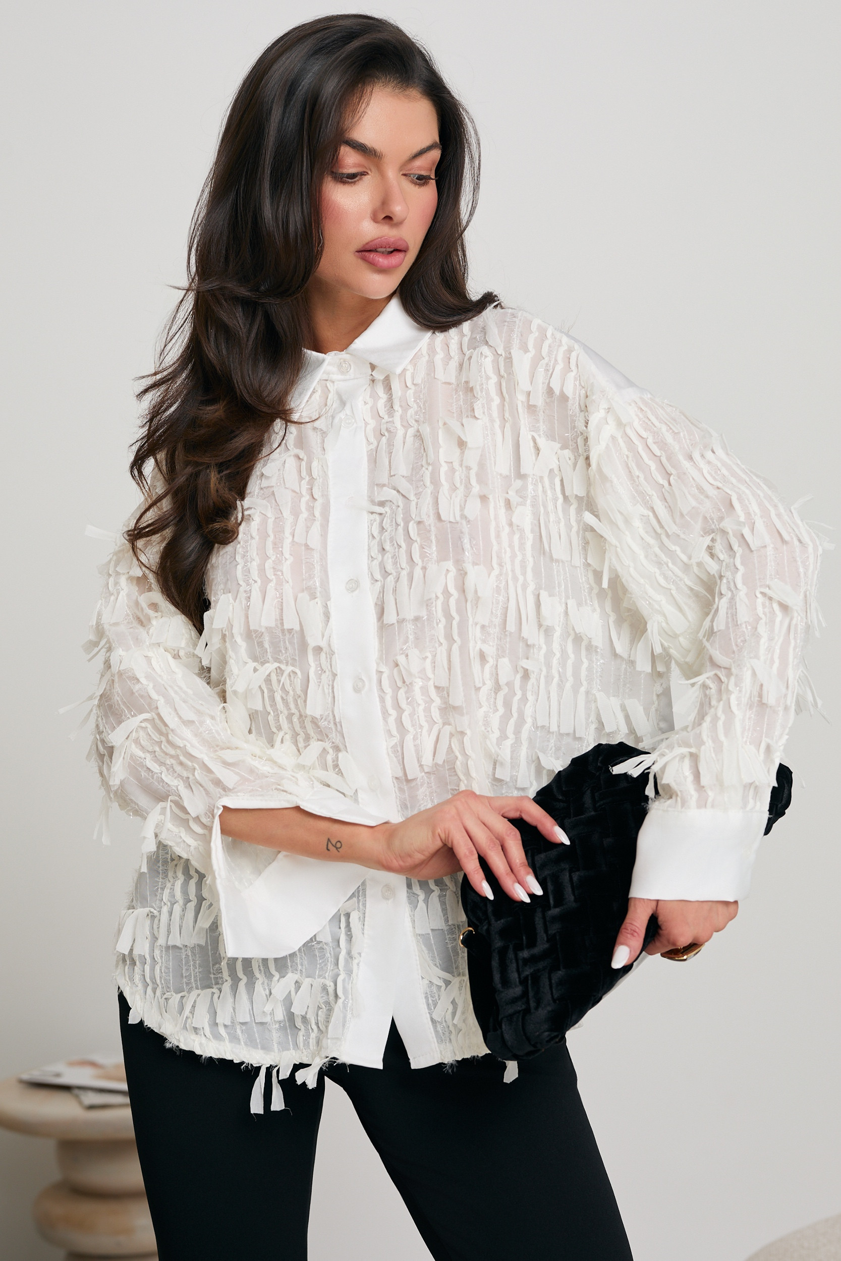 KOSZULA Z TEKSTURALNYM WYKOŃCZENIEM I FRĘDZELKAMI