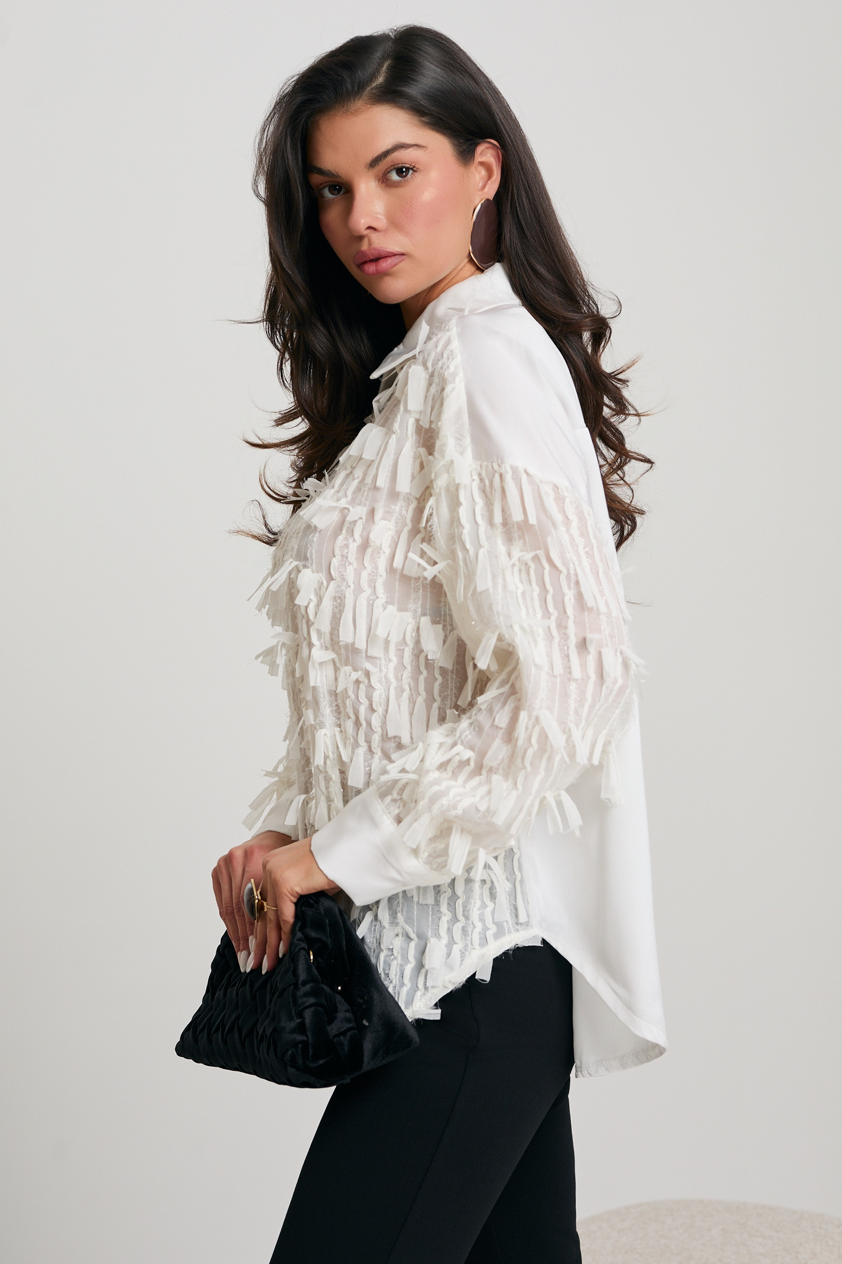 KOSZULA Z TEKSTURALNYM WYKOŃCZENIEM I FRĘDZELKAMI