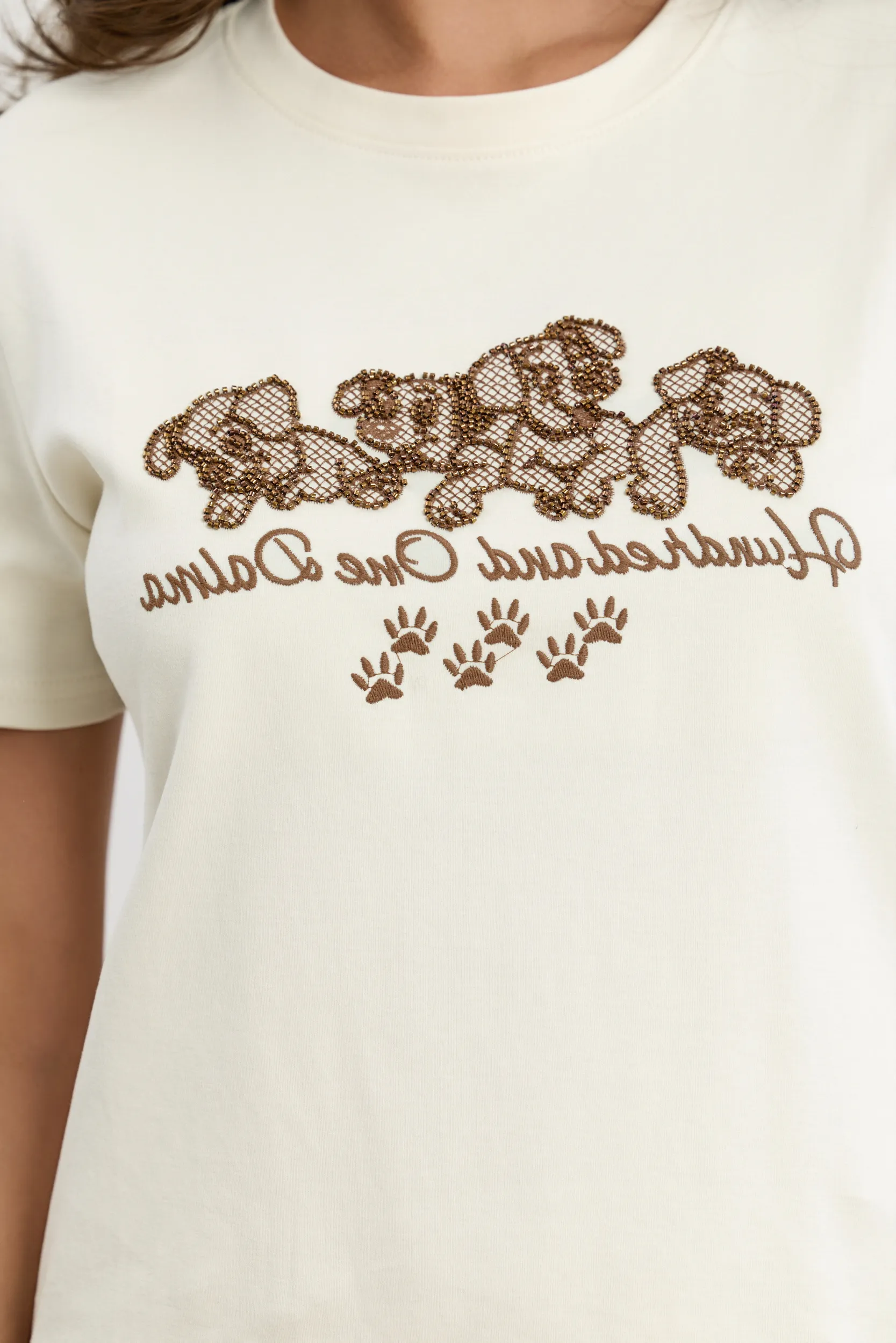 T-shirt z błyszczącym haftem i napisem