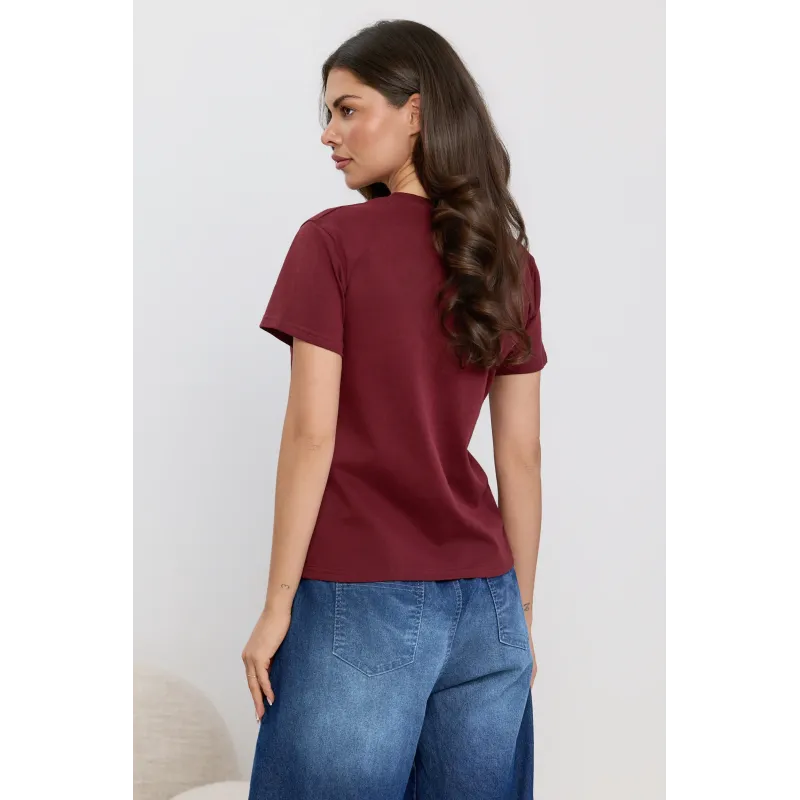 T-shirt z błyszczącym haftem i napisem