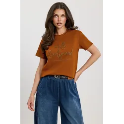 T-shirt z ozdobnym napisem z koralikami