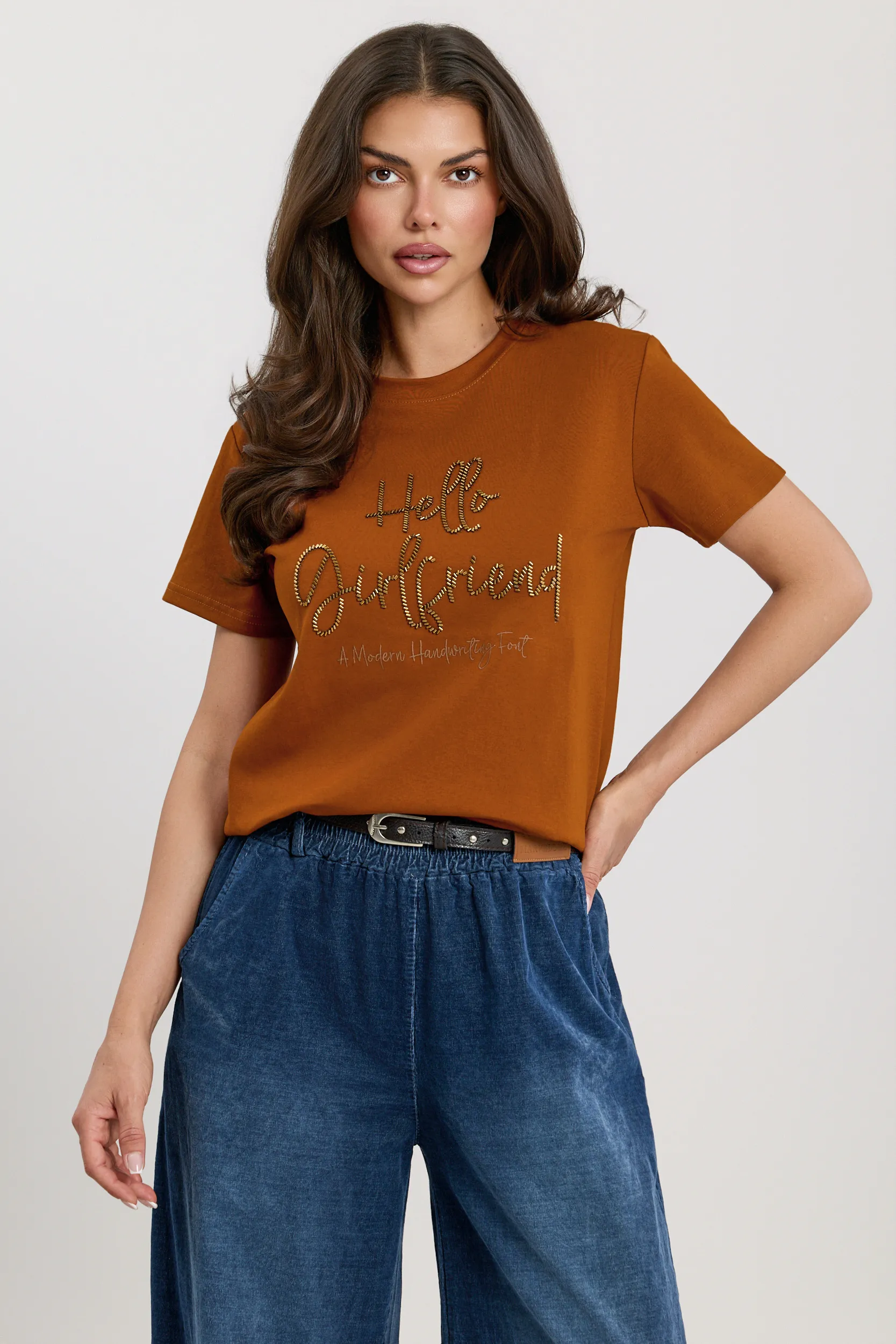 T-shirt z ozdobnym napisem z koralikami