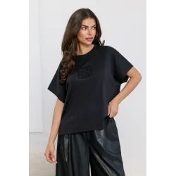 Bluzka oversize z biżuteryjną aplikacją