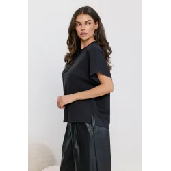 Bluzka oversize z biżuteryjną aplikacją
