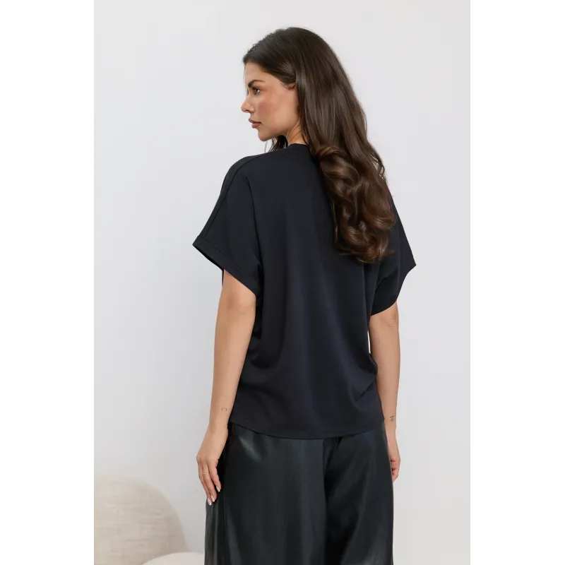Bluzka oversize z biżuteryjną aplikacją