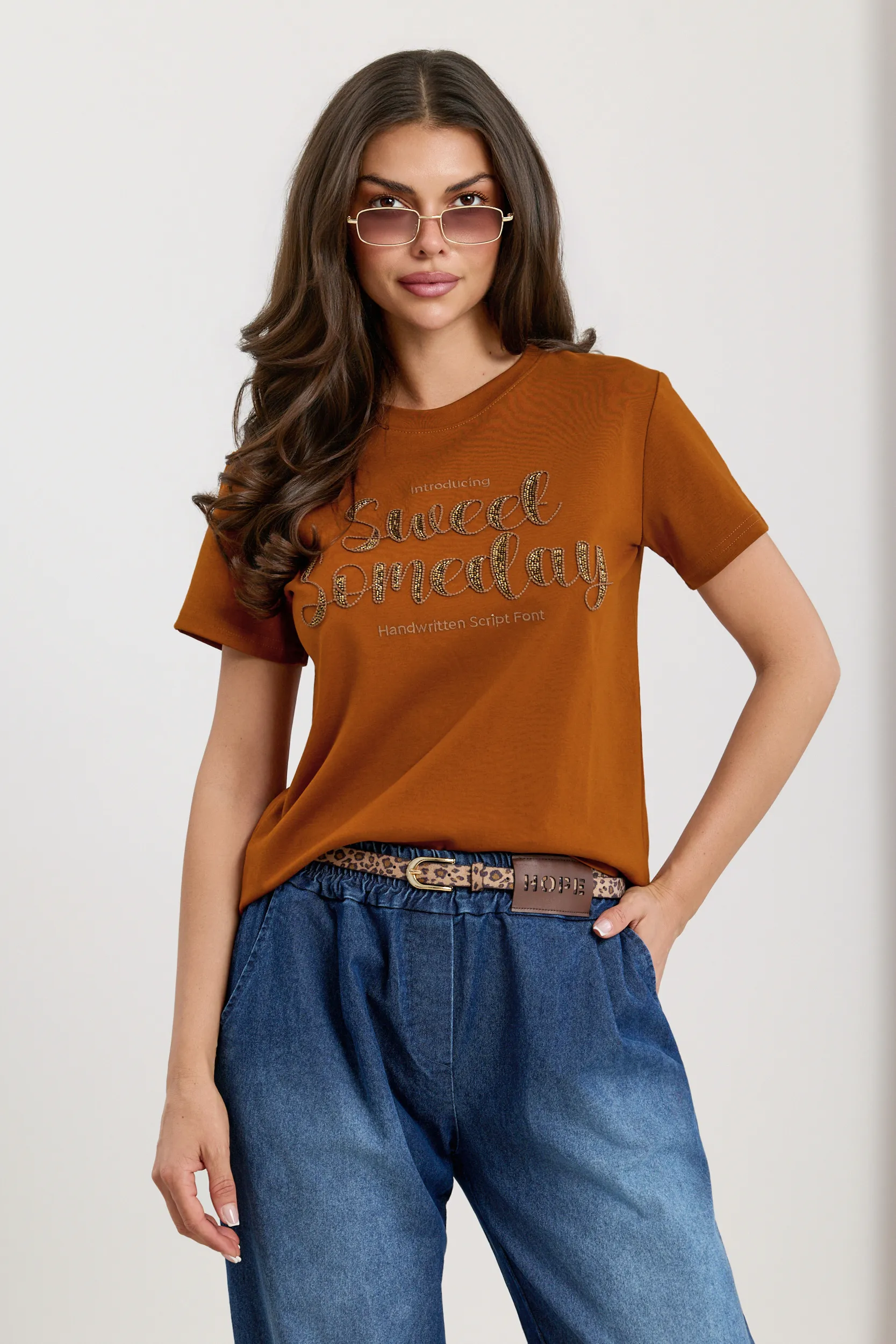 T-shirt z wypukłym napisem z koralików
