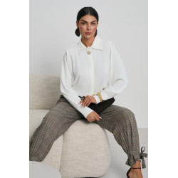 KOSZULA Z BIŻUTERYJNĄ BROSZKĄ PRZY KOŁNIERZYKU