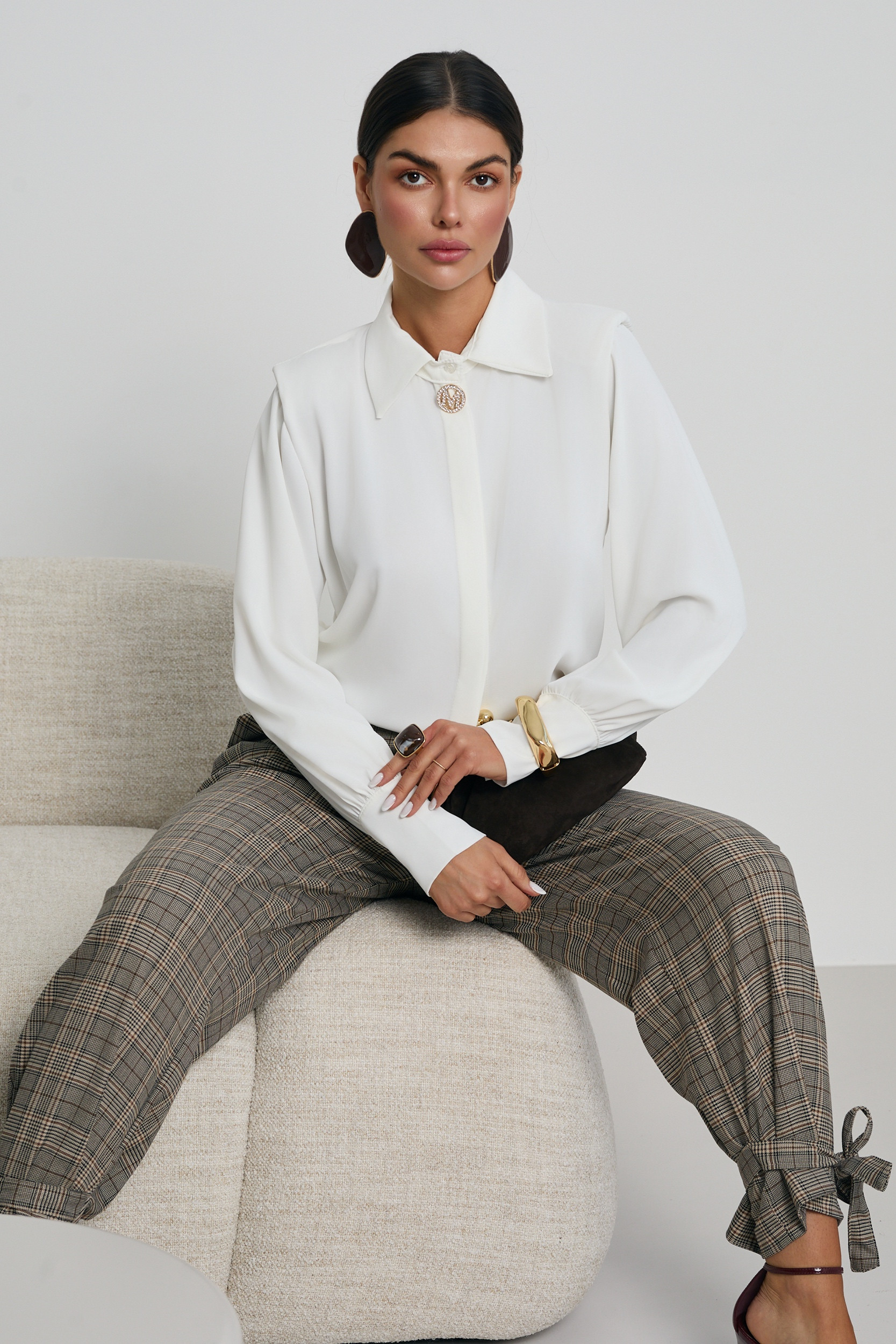 KOSZULA Z BIŻUTERYJNĄ BROSZKĄ PRZY KOŁNIERZYKU