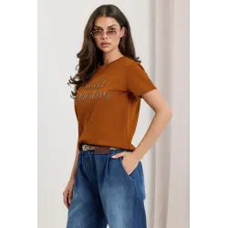T-shirt z wypukłym napisem z koralików