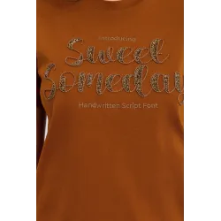 T-shirt z wypukłym napisem z koralików