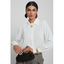 KOSZULA Z BIŻUTERYJNĄ BROSZKĄ PRZY KOŁNIERZYKU
