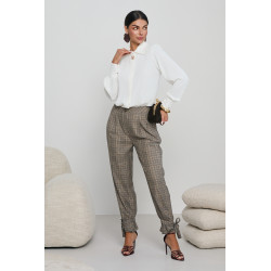 KOSZULA Z BIŻUTERYJNĄ BROSZKĄ PRZY KOŁNIERZYKU