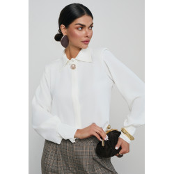 KOSZULA Z BIŻUTERYJNĄ BROSZKĄ PRZY KOŁNIERZYKU