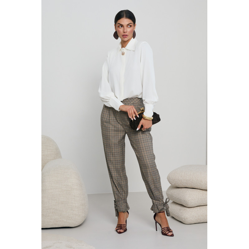 KOSZULA Z BIŻUTERYJNĄ BROSZKĄ PRZY KOŁNIERZYKU