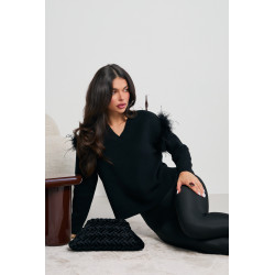 SWETER Z PIÓRAMI NA RAMIONACH