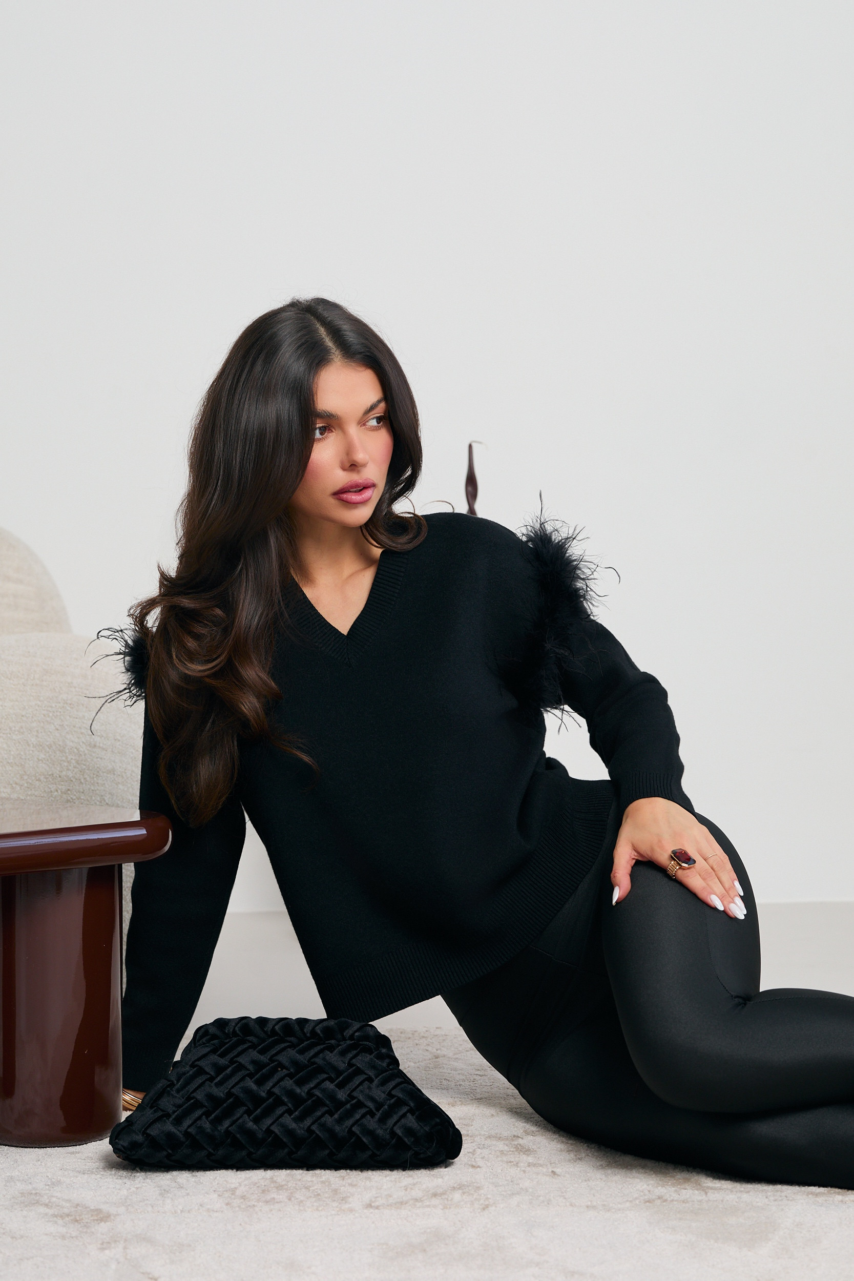 SWETER Z PIÓRAMI NA RAMIONACH