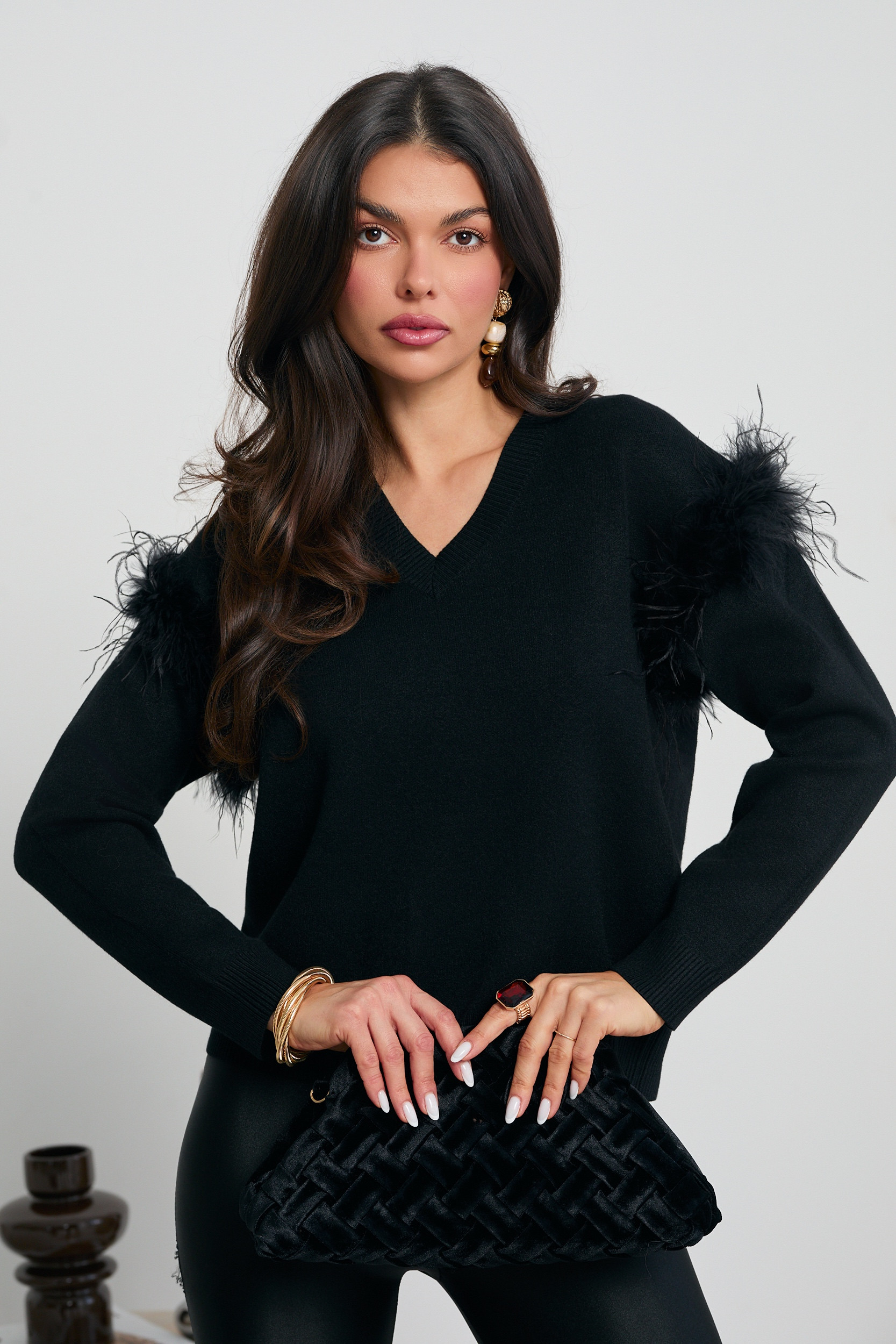 SWETER Z PIÓRAMI NA RAMIONACH