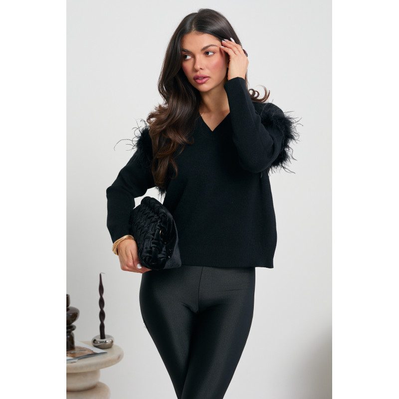 SWETER Z PIÓRAMI NA RAMIONACH