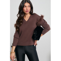 SWETER Z PIÓRAMI NA RAMIONACH