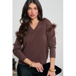 SWETER Z PIÓRAMI NA RAMIONACH