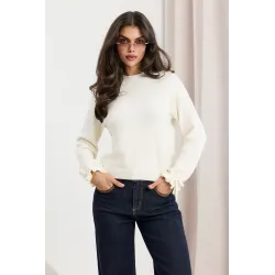 Dzianinowy sweter z kokardkami na rękawach
