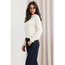 Dzianinowy sweter z kokardkami na rękawach