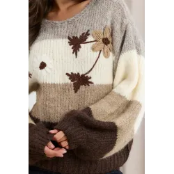 Puszysty sweter w paski z aplikacją kwiatową