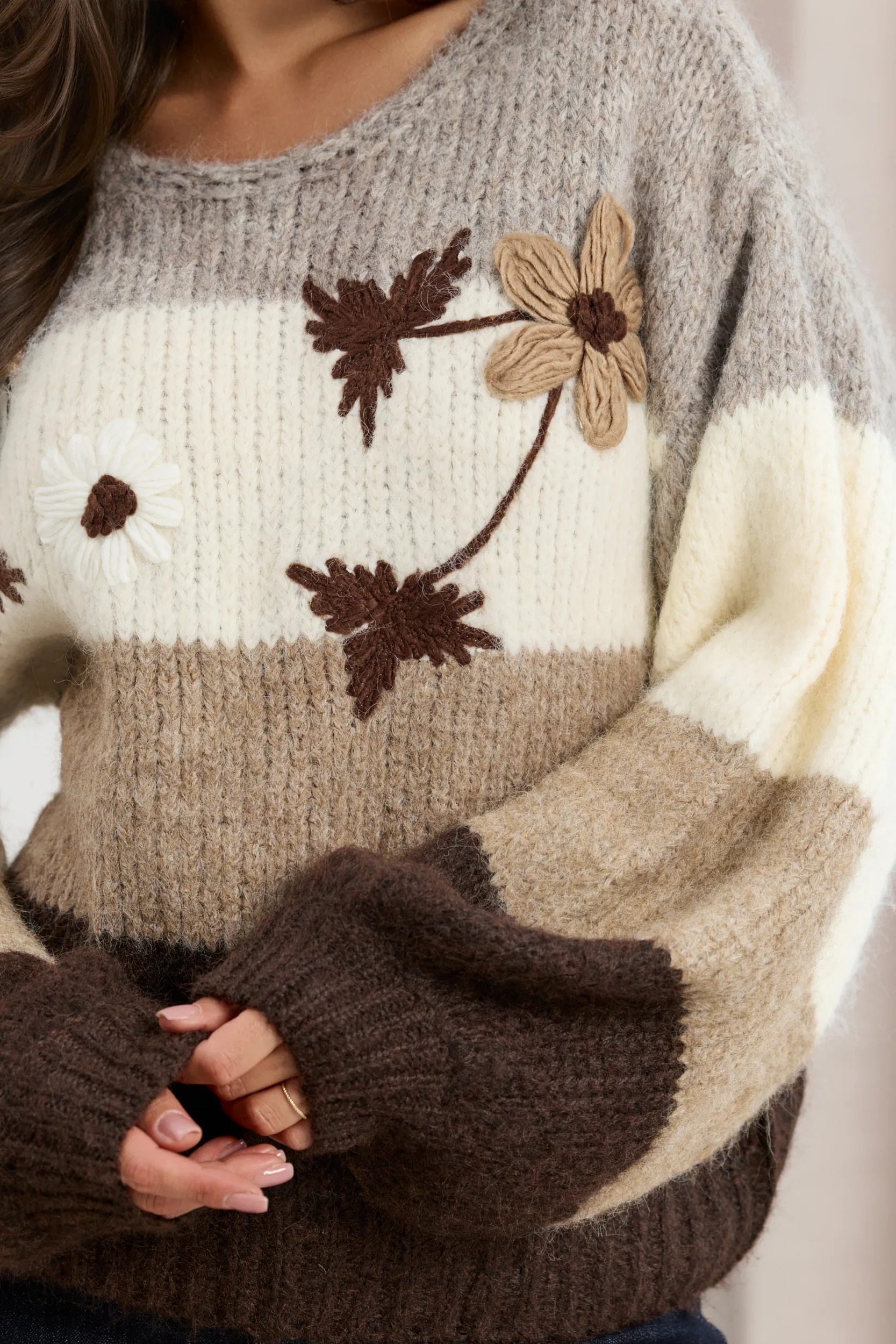 Puszysty sweter w paski z aplikacją kwiatową