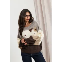 Puszysty sweter w paski z aplikacją kwiatową