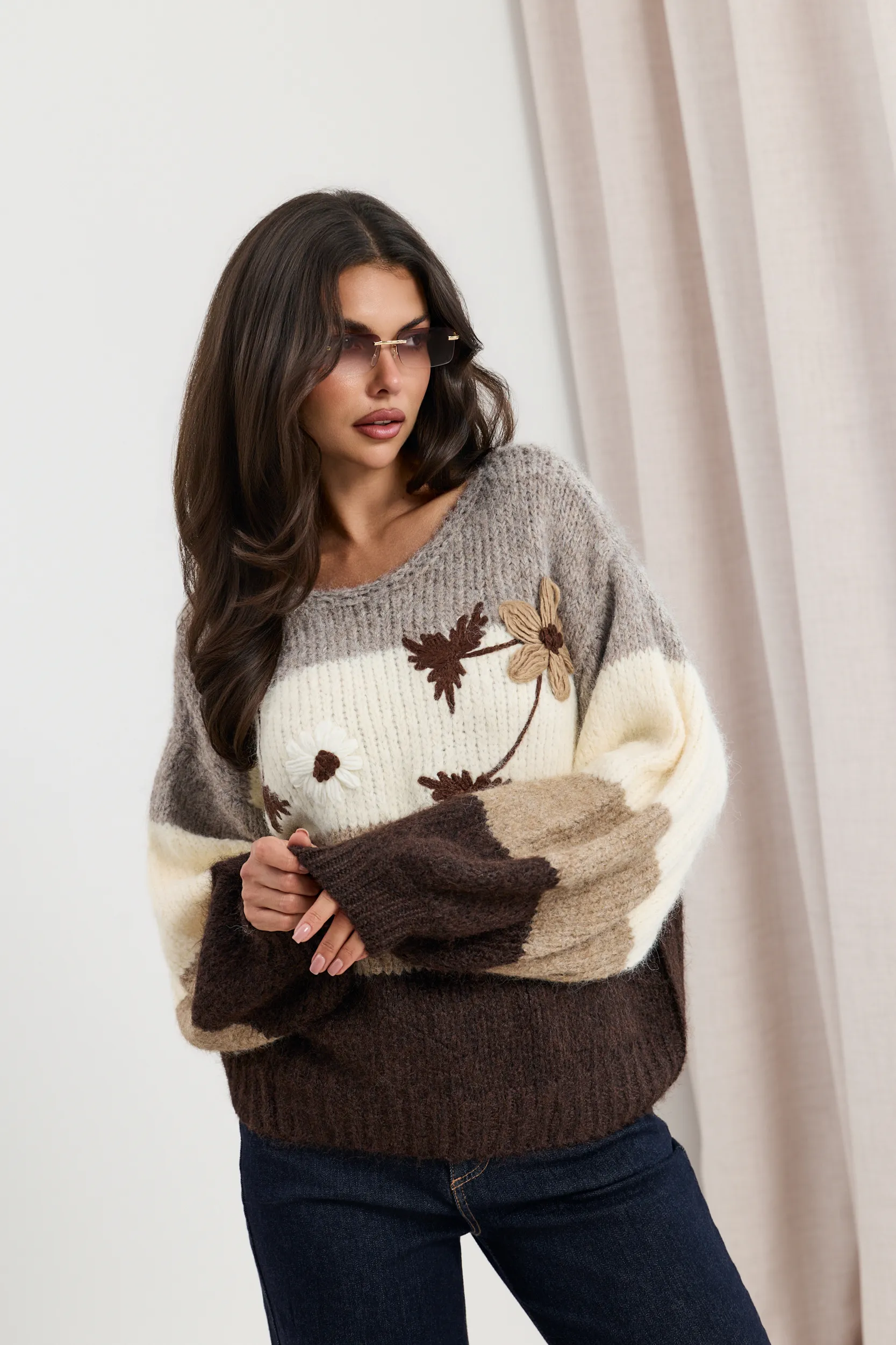 Puszysty sweter w paski z aplikacją kwiatową