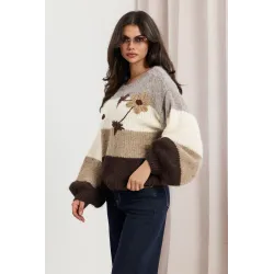 Puszysty sweter w paski z aplikacją kwiatową
