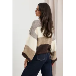Puszysty sweter w paski z aplikacją kwiatową