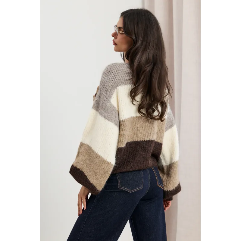 Puszysty sweter w paski z aplikacją kwiatową