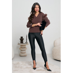 SWETER Z PIÓRAMI NA RAMIONACH