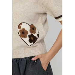Dzianinowy sweter z krótkim rękawem i pluszowymi naszywkami