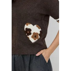 Dzianinowy sweter z krótkim rękawem i pluszowymi naszywkami