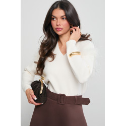 SWETER Z PIÓRAMI NA RAMIONACH